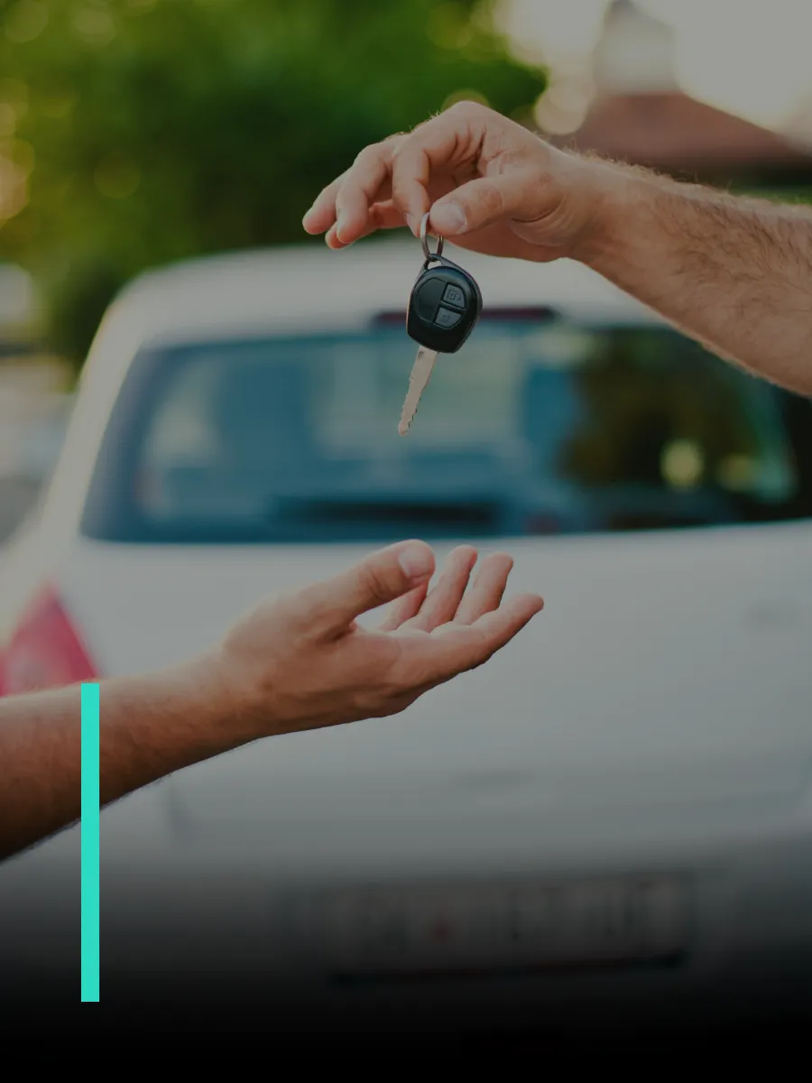 Las llaves de un auto pasan de una mano a otra
